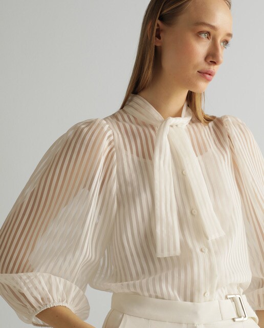 Blusa de mujer con transparencias y lazada