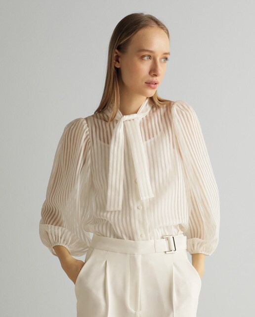 Blusa de mujer con transparencias y lazada