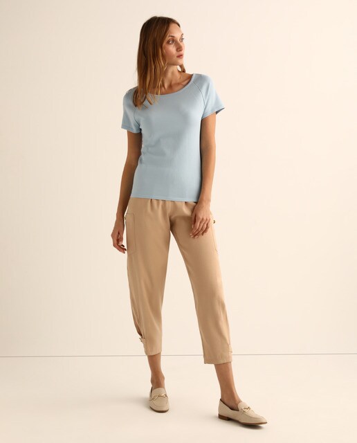 Camiseta de mujer con manga corta y cuello redondo