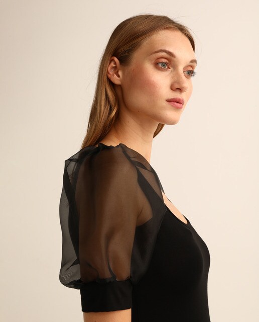 Vestido negro con mangas de organza