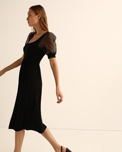 Vestido negro con mangas de organza