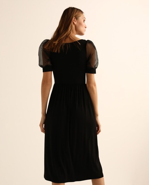 Vestido negro con mangas de organza