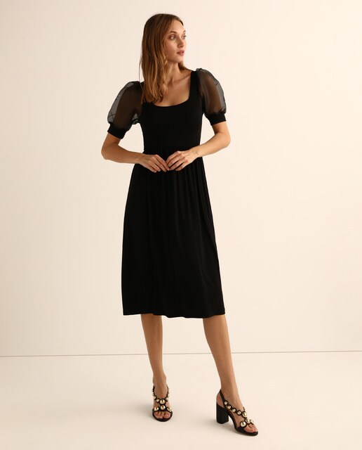 Vestido negro con mangas de organza