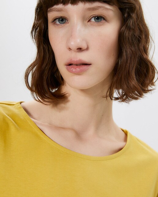 Camiseta lisa de mujer con volante
