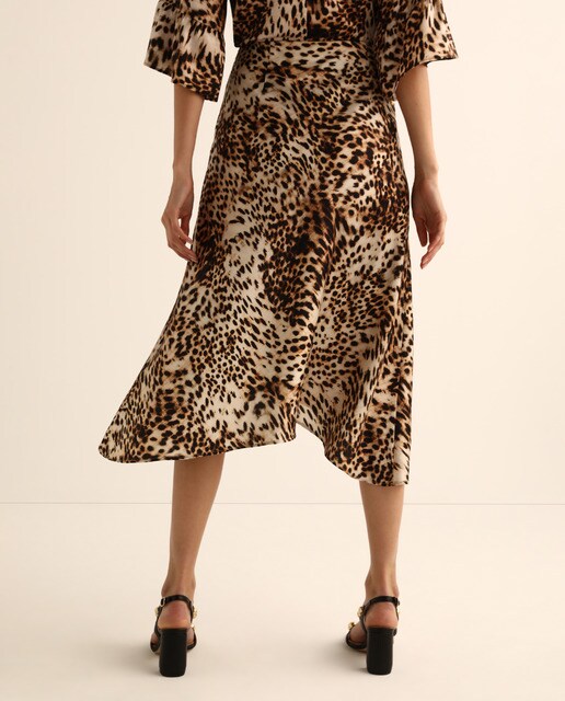 Falda midi con estampado leopardo