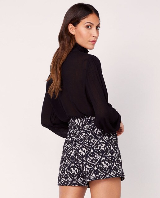 Short de mujer con tejido fruncido y estampado étnico