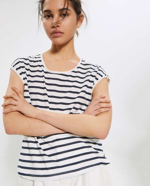 Camiseta de mujer de rayas con cuello caja