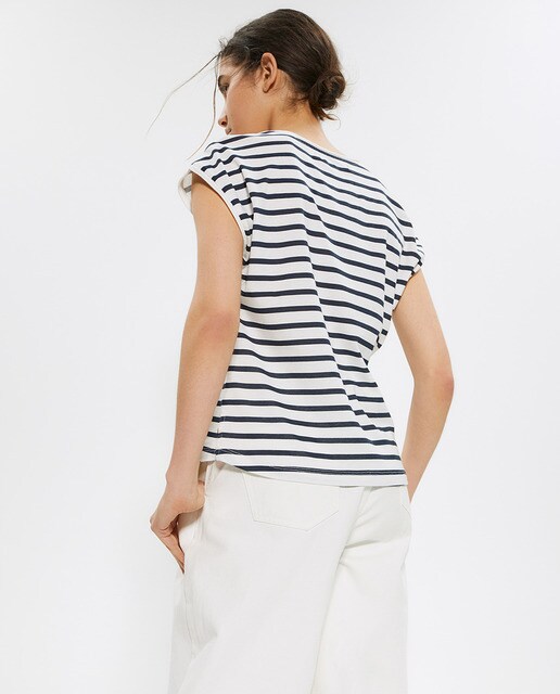 Camiseta de mujer de rayas con cuello caja