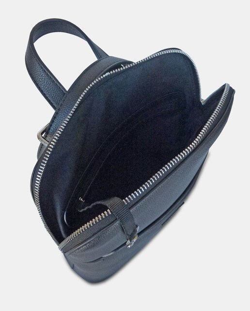Mochila preta com fecho de correr