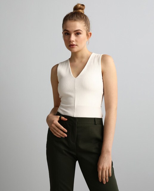 Top de mujer sin mangas y con escote pico