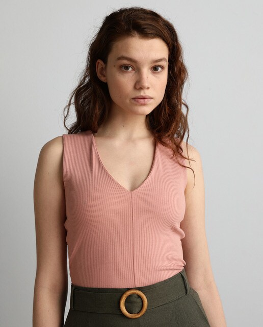 Top de mujer sin mangas y con escote pico