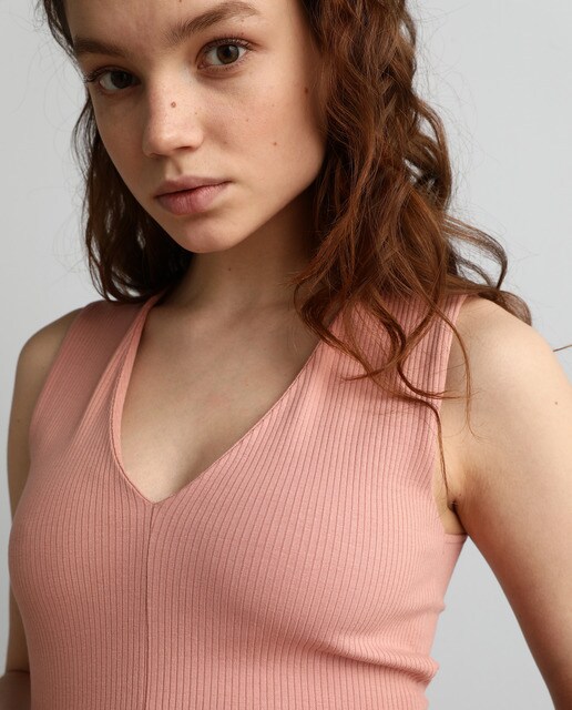 Top de mujer sin mangas y con escote pico