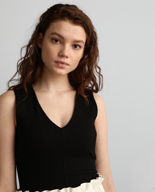 Top de mujer sin mangas y con escote pico