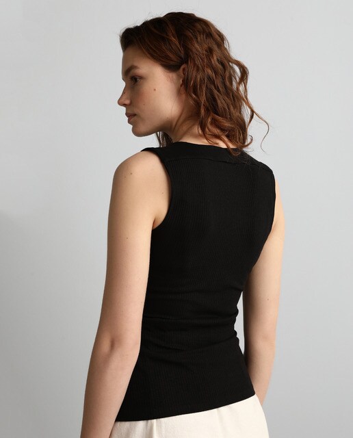 Top de mujer sin mangas y con escote pico