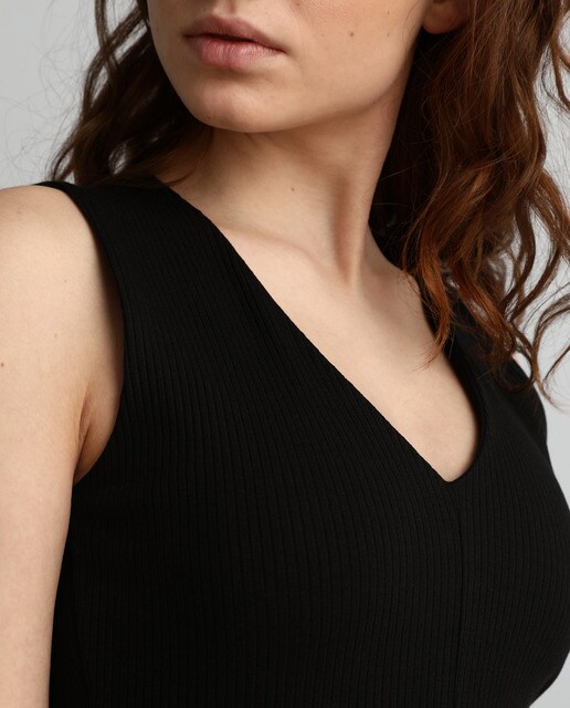 Top de mujer sin mangas y con escote pico