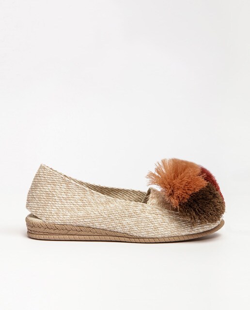 Alpargatas planas de mujer Casa de Vera de color beige con adorno pompones