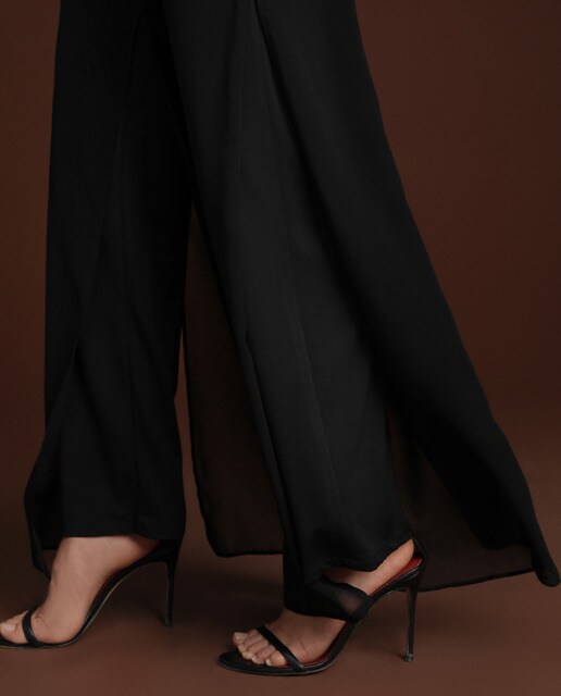 Pantalón amplio de mujer con aberturas laterales