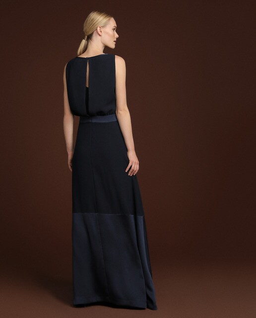 Vestido comprido com vivos acetinados