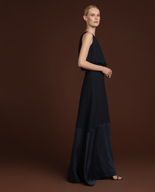 Vestido comprido com vivos acetinados