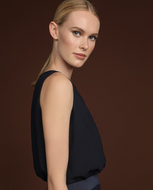 Vestido comprido com vivos acetinados