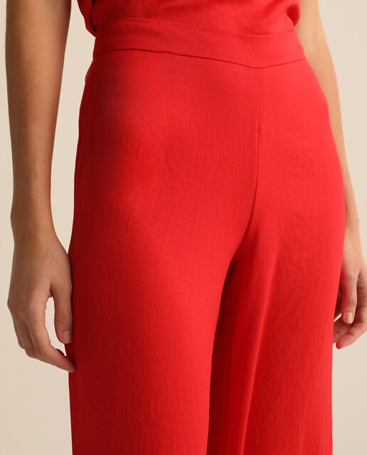 Pantalón recto fluido en rojo