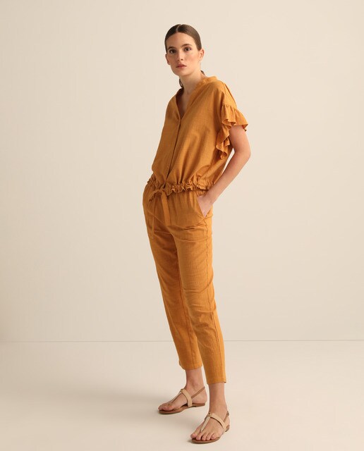 Pantalón fluido de mujer en color mostaza