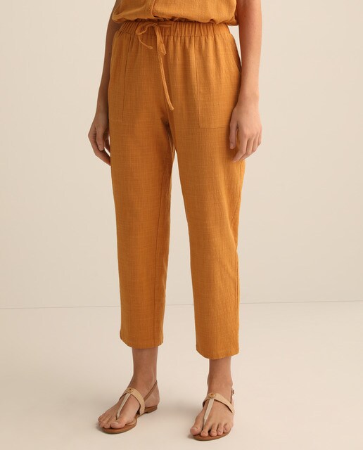 Pantalón fluido de mujer en color mostaza