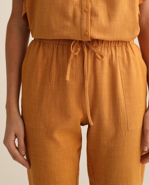Pantalón fluido de mujer en color mostaza