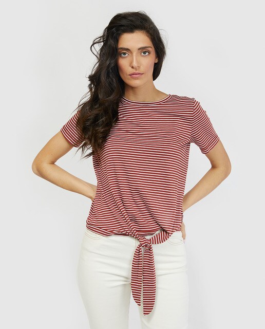 Camiseta de mujer de manga corta con detalle de nudo