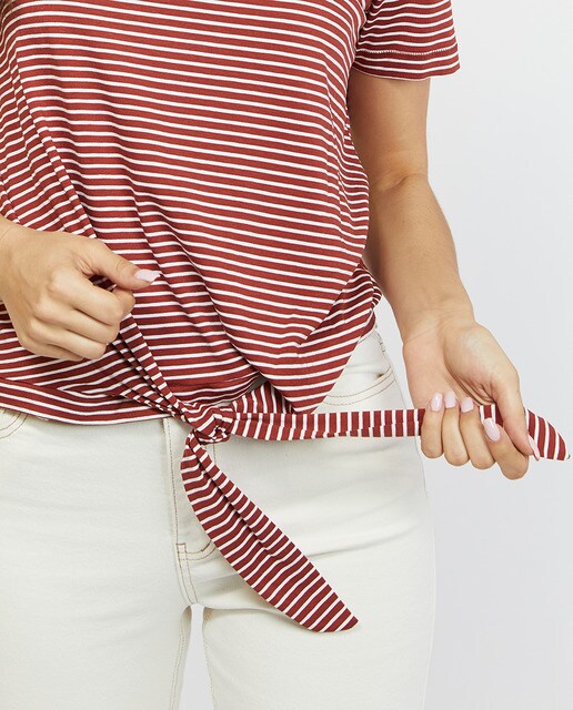 Camiseta de mujer de manga corta con detalle de nudo