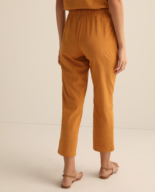 Pantalón fluido de mujer en color mostaza