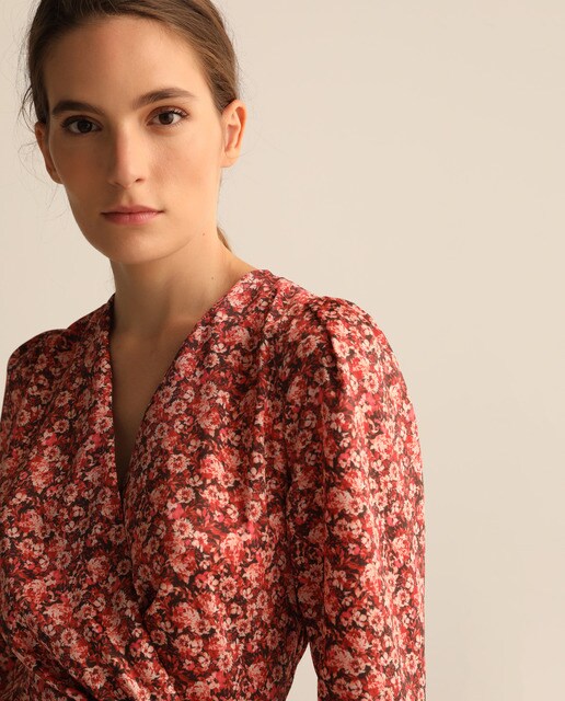 Blusa cruzada de mujer con peplum