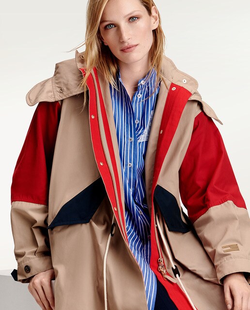 Parka fina tricolor e com capuz