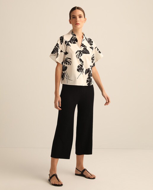 Blusa de mujer con estampado floral y manga corta