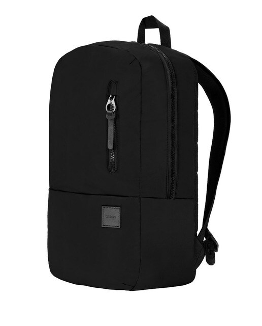 Mochila preta com fecho de correr