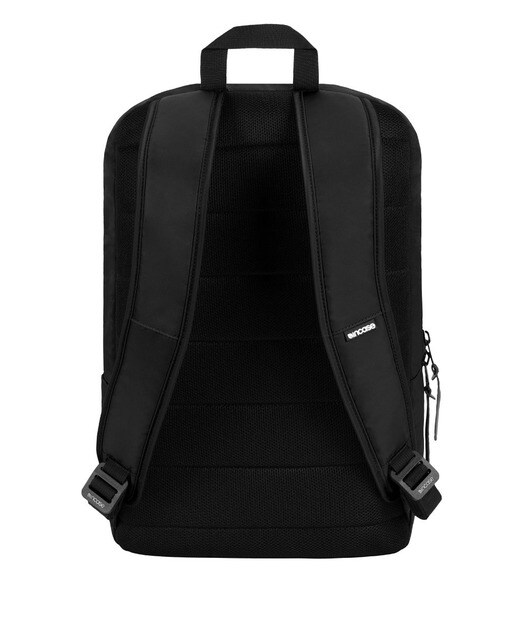 Mochila preta com fecho de correr