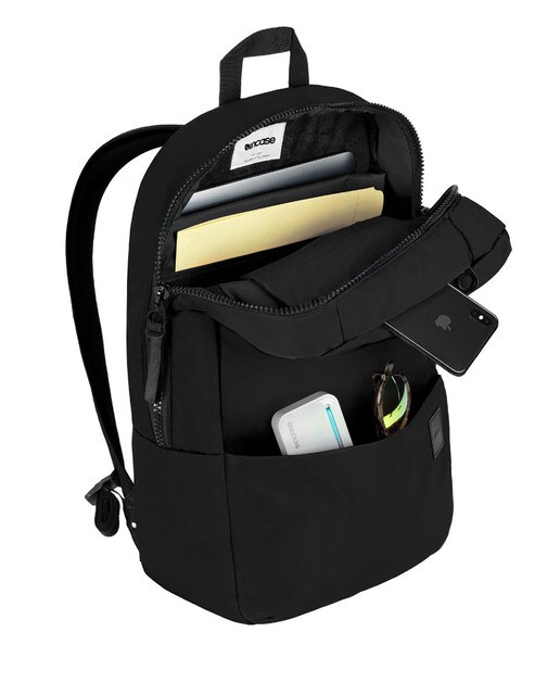 Mochila preta com fecho de correr