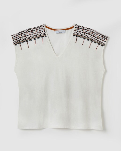T-shirt tamanhos grandes com bordados nos ombros