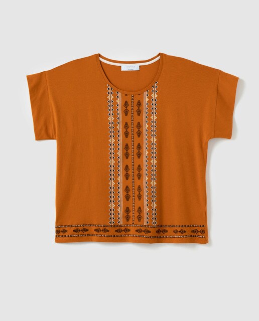 T-shirt tamanhos grandes com bordados à frente