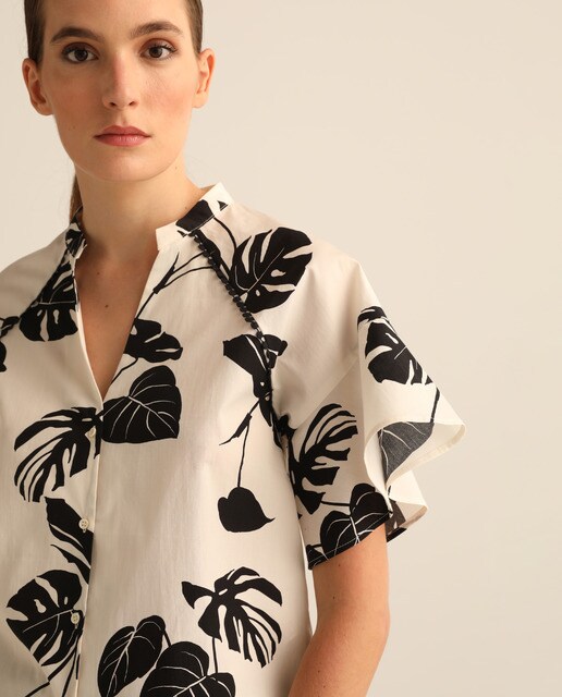 Blusa de mujer con estampado floral y manga corta