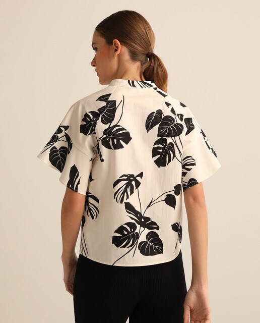 Blusa de mujer con estampado floral y manga corta