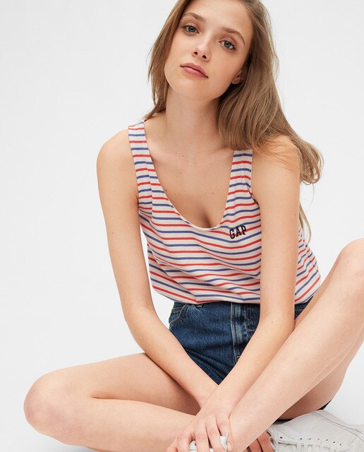 Camiseta de mujer de rayas con logo