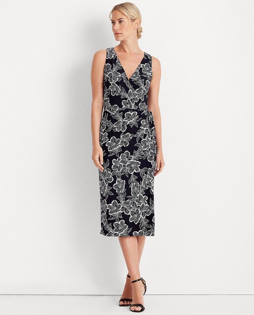 Vestido curto sem mangas