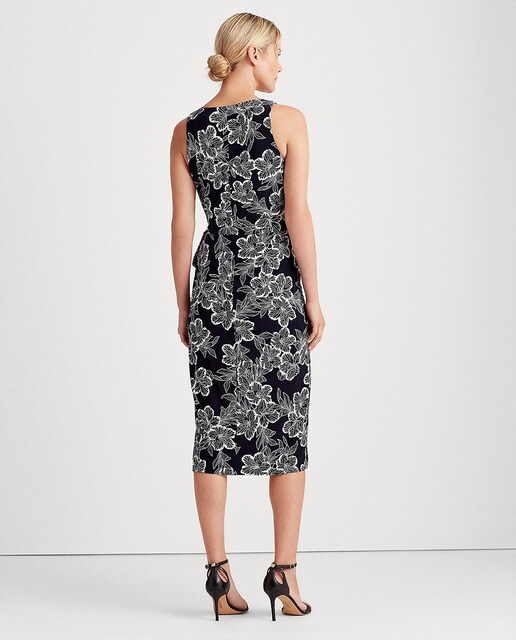 Vestido curto sem mangas