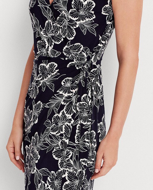 Vestido curto sem mangas