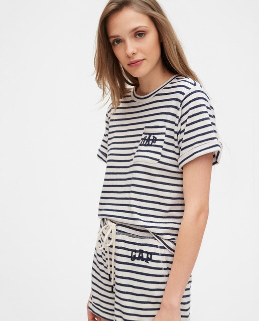 Camiseta de mujer de rayas con logo