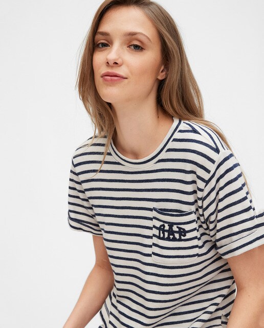 Camiseta de mujer de rayas con logo