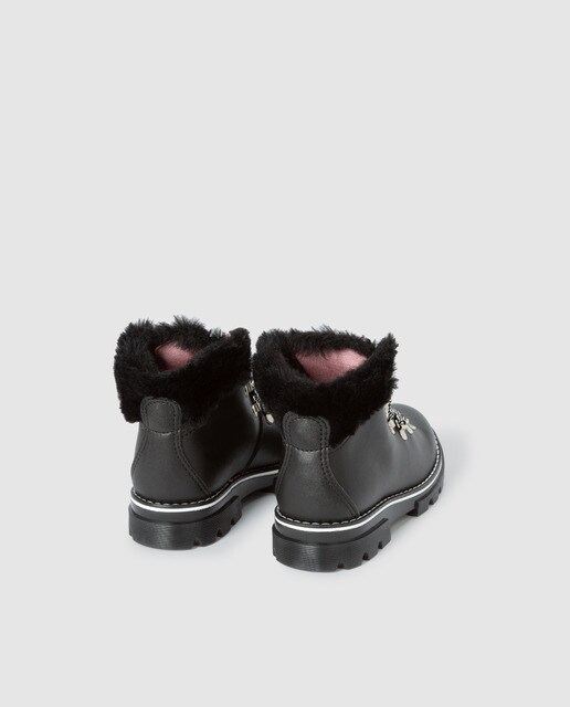 Botas de niña Pablosky de color negro con collarín de pelo