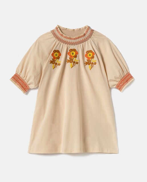 Camiseta de mujer con bordados y nido de abeja