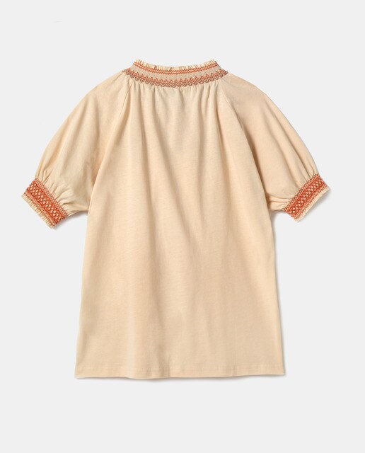 Camiseta de mujer con bordados y nido de abeja